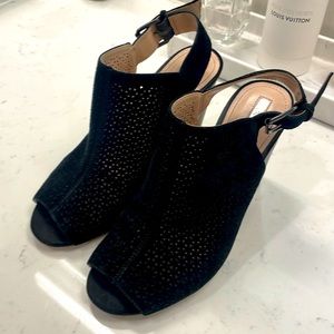 TAHARI black gently used size 6 1/5 black heels